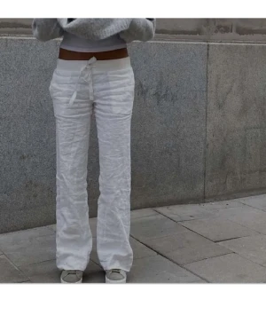 Linnebyxor  - Linnebyxor från Zalando, jätte fina, men dom är lite korta på mig dom kommer passa någon som är 1,67. Om ni undrar över nåt eller vill ha fler bilder så kan ni bara kontakta mig🤎