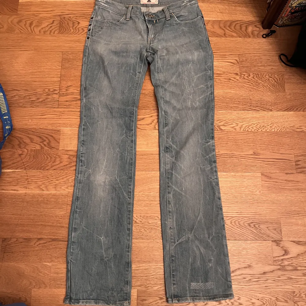 lågmidjade jeans från fornarnia dom är bootcut å har fett snygg wash⭐️ midjemått: 76cm innerbenslängd: 82cm. Jeans & Byxor.