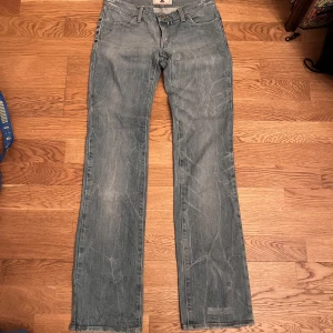 lågmidjade jeans - lågmidjade jeans från fornarnia dom är bootcut å har fett snygg wash⭐️ midjemått: 76cm innerbenslängd: 82cm