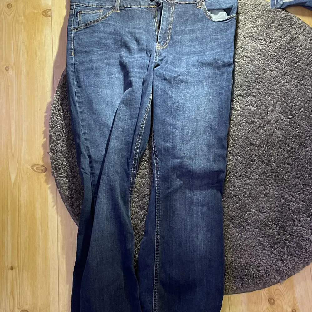 Low waisted jeans. Ska vara Xs/S men de är typ storlek M. Aldrig använt💕. Jeans & Byxor.