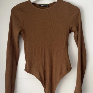 Brun body - Säker en fin brun body från Boohoo, använd 2 ggr. Strl L men skulle rekommendera till en M, då den är liten i storleken. Den går upp rätt mycket på sidorna, där av rekommenderar till en M❤️