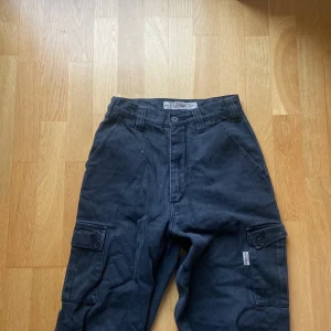 Cargo jeans - Svarta cargo jeans /carpenterbyxor :) passar inte mig längre tybärr