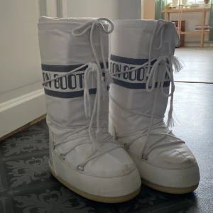 Moonboots - Superfina moonboots nästan aldrig använda av mig, köpta på Plick. Bra skick och mycket fina💗 skriv till mig om ni har några frågor eller vill ha fler bilder på dom!💗 stl 39-41