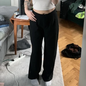 Kostymbyxor - Figursydda kostymbyxor från bershka 