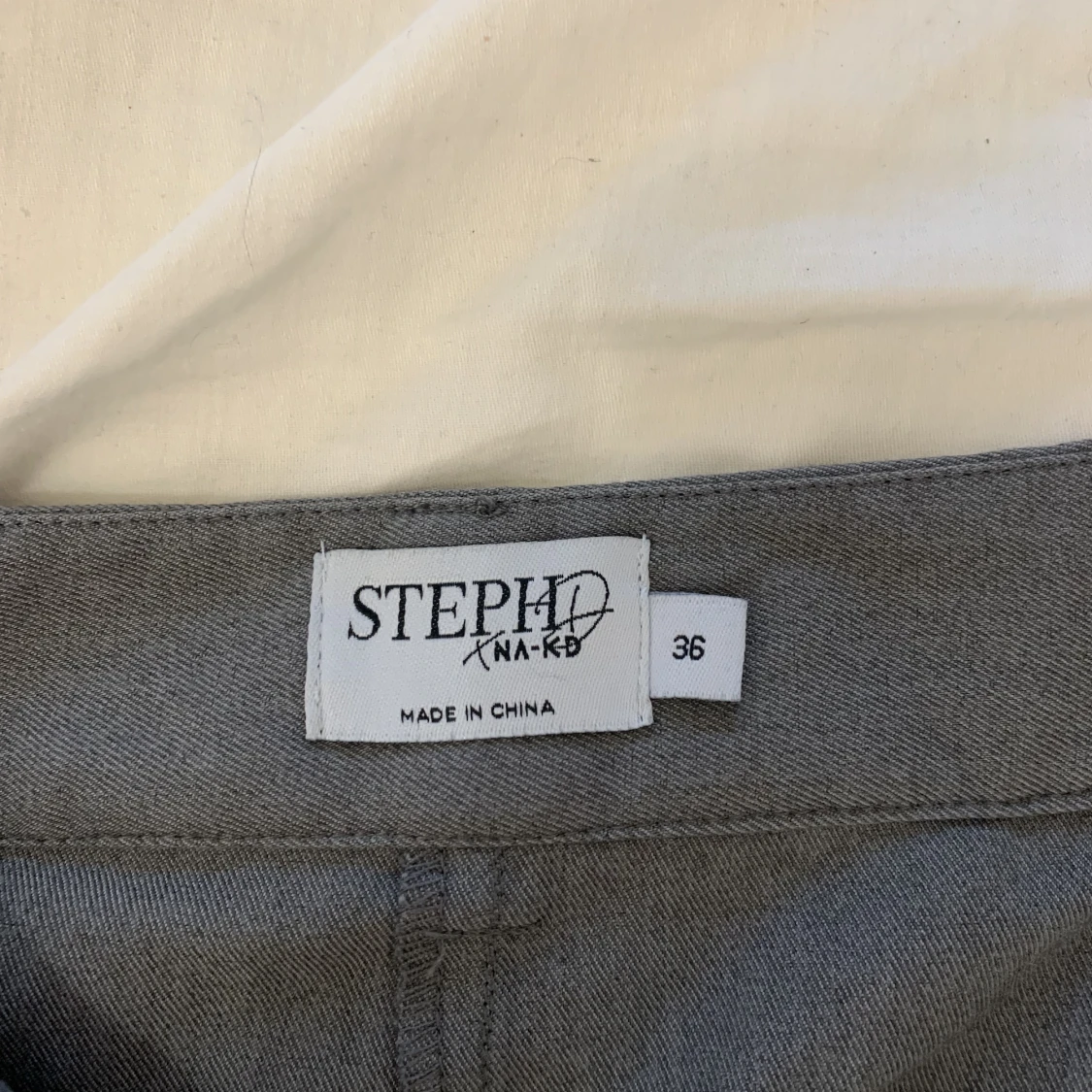 Gråa kostymbyxor  - 91