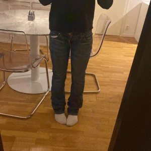 Lågmidjade jeans  - Säljer dom här super fina Lågmidjade jeansen då dom ej kommer till användning.  Midja : 36 cm rakt över  Inerbenslängden: 77 cm ❤️❤️