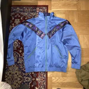 sporttröja 80-tal, Lotto - retro sporttröja med zip-up. knappt använd. redig 80-tals känsla, saknas bara ett pannband