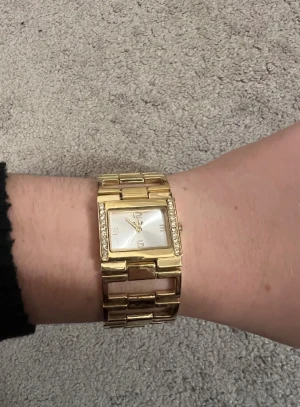 Guld klocka - Guld klocka i fint skick. Batteriet behövs bytas. 40kr + frakt 