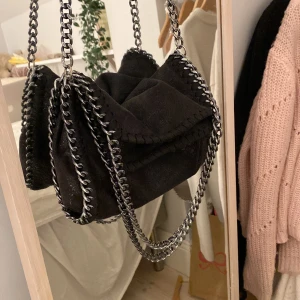 liknande stella väska - säljer denna jättefina liknande stella maccartney väskan. köpt tidigare på plick. hyfsat bra skick💘 pris kan diskuteras. kan had på olika sätt (se bild 1,2) och är mycket rymlig💘