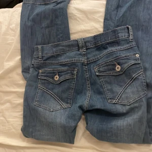 Lågmidjade jeans  - Säljer mina lågmidjade jeans med ficka