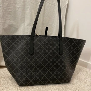 By Malene Birger väska - Säljer nu en svart/grå malene Birger väska. Köparen står för frakt som ligger på 69 kr