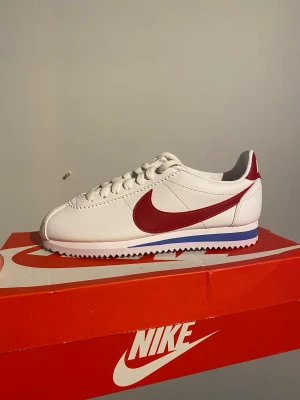 Nike Classic cortez  - Nike Classic cortez Leather, populära på 90 talet, storlek 36 helt nya i boxen, 350+ 69kr📬