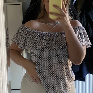 Somrig - Söt liten off shoulder tröja me fint mönster. Aldrig använd 