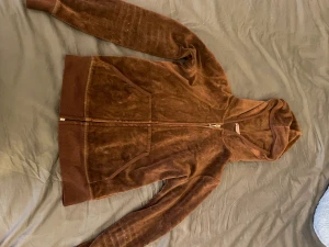 Velour kofta stlk xs - Velour kofta från Juicy Season stlk M men sitter som xs