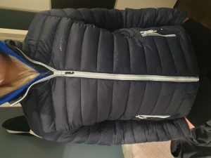 Fodrad jacka - Ny lättviktsjacka från Tuxer i strl L.  Mörkblå. Som sagt ny endast testad.  Lätt formad då det är dammodell. 