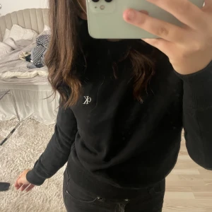 CK sweat - Säljes denna otroligt sköna sweaten från Calvin Clein då den börjar bli lite liten. köpt för 995 kr😊