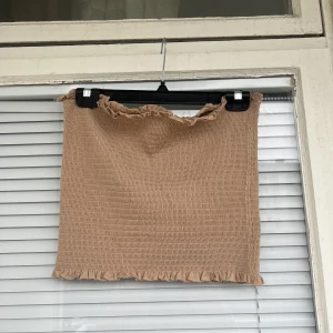 Tubtopp - Tubtopp från H&M, oanvänd. Strl: L men sitter fint på mig som är en normal S. 