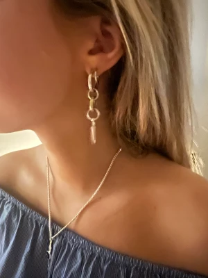 Maria Nilsdotter chaos earring - Säljer nu mitt Maria Nilsdotter örhänge. Inköpt i somras men i mycket bra skick!! Nypris 2795kr. Kan möjligtvis tänka mig byta mitt annat MND örhänge.