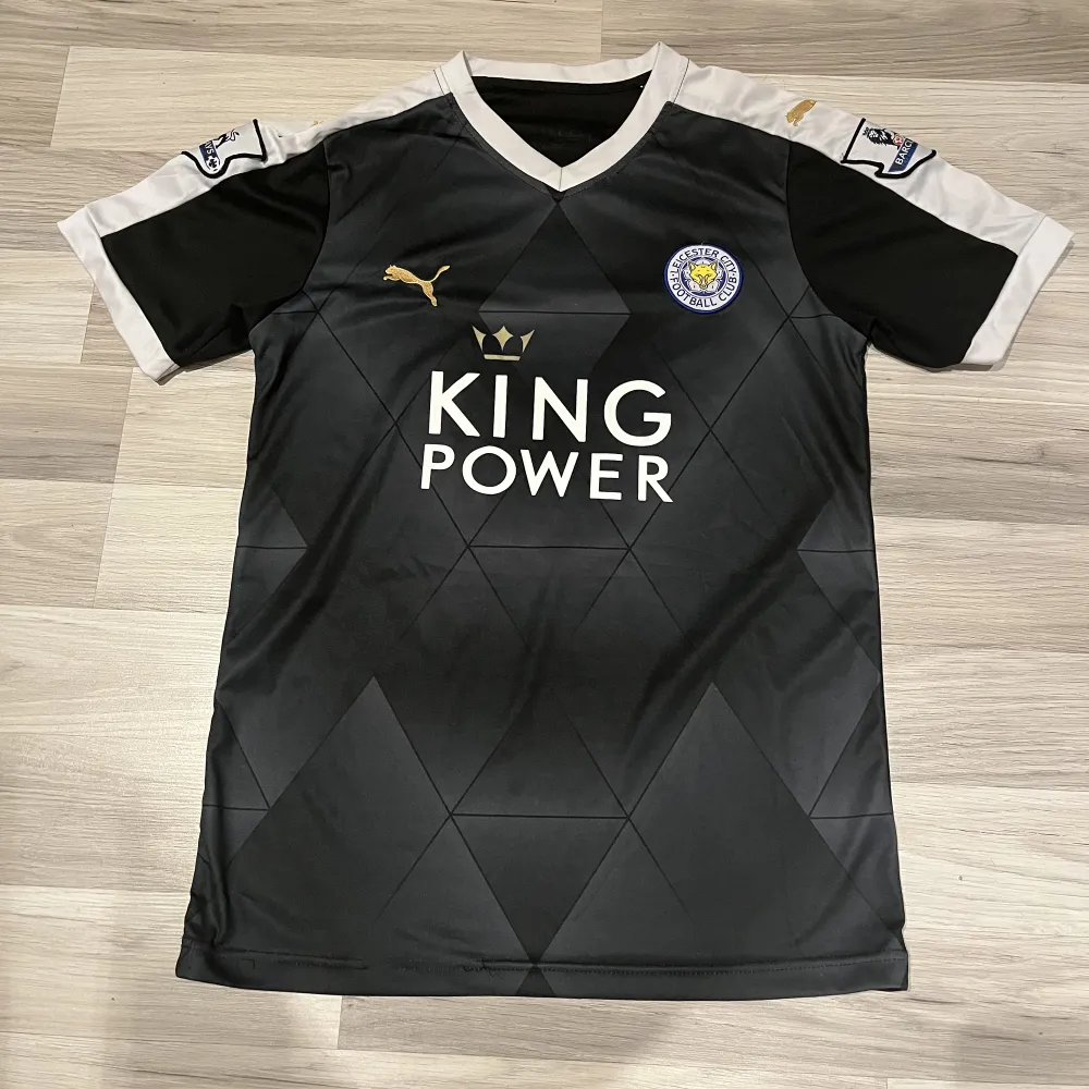 Leicester City tröja från 15/16 säsongen third kit. T-shirts.