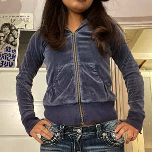 Juicy liknande kofta  - En Juicy couture liknande kofta, ej mörkret juicy!!! Rensar min garderob så har ej plats med massa kläder. Den är lite sönder, se sista bilden. Men det är inget som man lägger märke till riktigt. Köpare står för frakten.