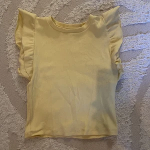 Oanvänd tröja från Zara - Fin gul tröja från Zara. Har aldrig använt den. Storlek M
