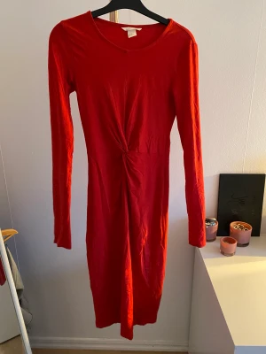 Röd klänning - Nyskick, säljer då den är för liten för mig!