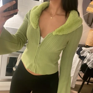 Kofta fuskpälskrage - Kofta med fuskpälskrage från Asos😻Använd 2-3 gånger. Kragen går att ta av🍒