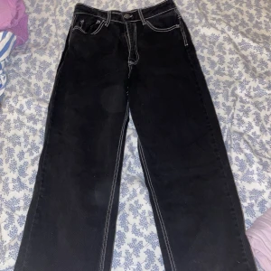 Svarta jeans - Svarta jeans med vita sömmar från stradivarius i storlek 38