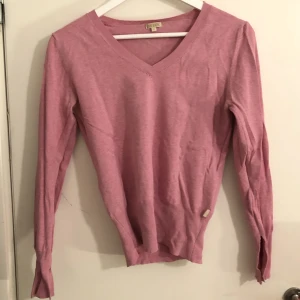Tröja - Tröja med v-rigning och slit vid handleden. Tröjan kommer från bikbok och är i storlek M.