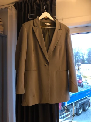 Ljusgrön/grå kavaj - Superfin kavaj från NAKD, ljusgrön/grå i färgen. Några fläckar men annars i fint skick