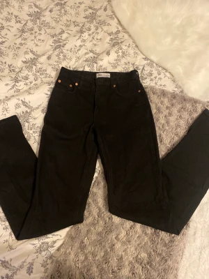 Högmidjade jeans - Högmidjade svarta jeans med slits från zara, använd ett fåtal gånger