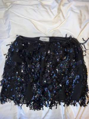 Säljer denna glitter kjol från pull&bear! Kjolen är en M men skulle säga att det passar en Xs-S! Använd endast en gång nyår 2021. Kjolen har inbyggda shorts💕