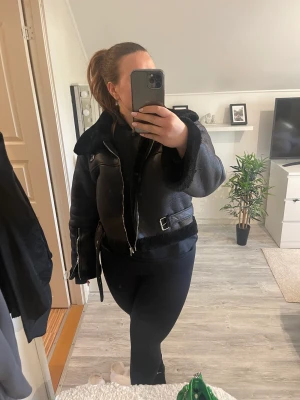 Nakd jacka  - Jätte fin jacka från nakd! Använd men har inga defekter och är i ett bra skick! Köps i befintligt skick och köparen står för frakten! 