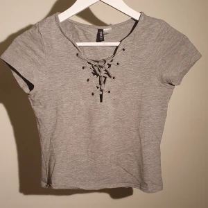 Topp med snören - En topp med snören från HM. Strl S men ganska liten i storleken så snarare xs😊