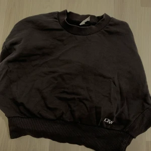 Träningströja iciw  - Träningströja från i can i Will som tyvärr inte kommer till användning. Sweatshirt, croppad. Mörkgrå färg. 