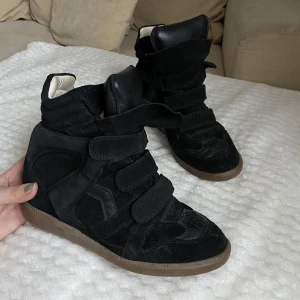 Isabel Marant Bekett Sneakers  - Säljer dessa populära & tidlösa skor från Isabel Marant i Strl 40 & svart. Använda men i gott skick. Superbekväma. 