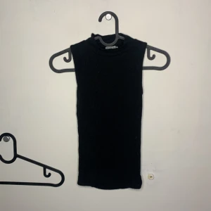 Black armless topp - En basic armlöss T-shirt med en litet halskrage!