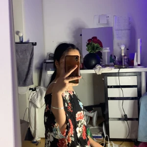 Blommig krås rynkad tröja - Helst enkel, fin o passar med byxor och allt