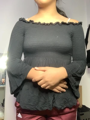 Krås rynkad enkel tröja - Kan hända att det finns kvar små trådar.