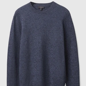 Marinblå cos tröja - En snygg marinblå tröja ifrån cos. Unik stickning, nypris 800, storlek L, använd sällan