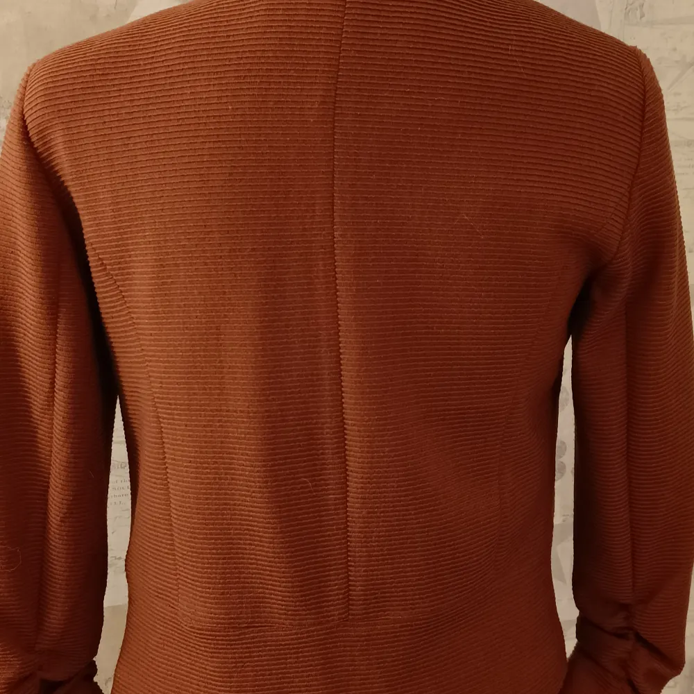 Snygg kort jacka i mjukt material Två fickor med dragkedja Lite rynk i ärmslut Lite anv. Tröjor & Koftor.