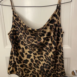 Leopard linne - Super fint linne från shein, det är storlek xs men skulle säga att det är en s/m☺️ endast testad.