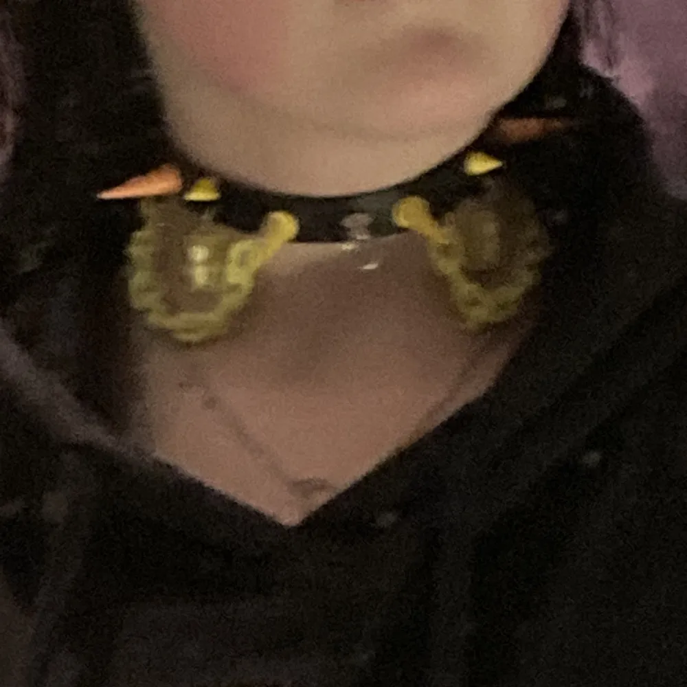 En handgjord choker med gummibjörnar😍 Använd men syns internat endast swish Kontakta mig om du är intresserad 💕 . Accessoarer.