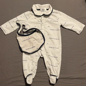 Armani body  - Armani junior med dregglis  passar barn som är 3 -6 månader   Använd 2 ggr. 