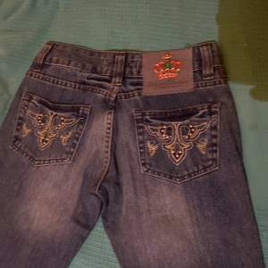 Vicktoria Beckham jeans köpta second hand. Super fina mörkblåa jeans med detaljer på fickorna. Modellen på jeansen är bootcut fast man kan inte se det på bilden. Jag säljer de för dom är inte min stil längre 500kr + 60kr frakt 📦💓