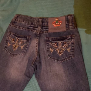 Victoria Beckham jeans  - Vicktoria Beckham jeans köpta second hand. Super fina mörkblåa jeans med detaljer på fickorna. Modellen på jeansen är bootcut fast man kan inte se det på bilden. Jag säljer de för dom är inte min stil längre 500kr + 60kr frakt 📦💓