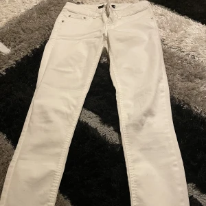 Vita jeans - Vita sköna jeans. Använda en gång