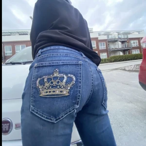 Victoria Beckham rock & republic jeans - Säljer dessa Victoria Beckham jeans i storlek 31/32 (32 motsvarar längden). De skulle passa storlek 38 och 36. Jeansen är i bootcut modell och low rise. Säljer endast för bra bud då de är i väldigt fint skick dvs nästan oanvända samt svåra att få tag i. 