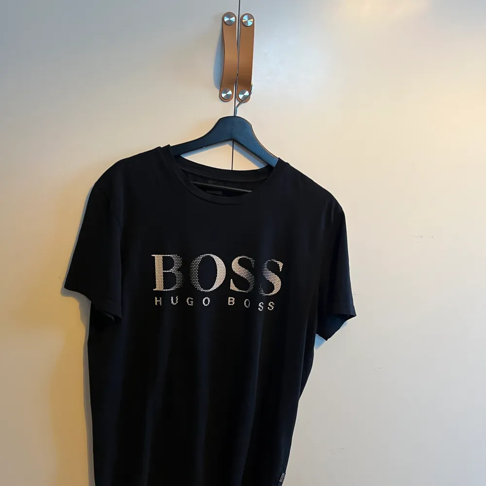 Hugo boss t-shirt ny skick . T-shirts.