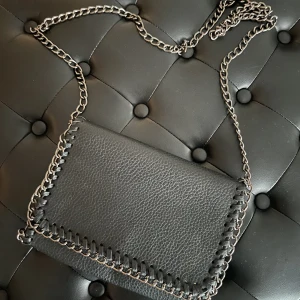 Väska med kedja - Bra skick 👌🏼  Minns inte var jag köpt den står inget på den!  Kan även frakta!